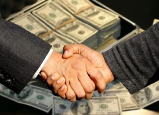 Czy można ładować etui ze słuchawkami w środku?