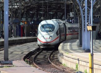 Czym odtłuścić lakier przed woskowaniem?