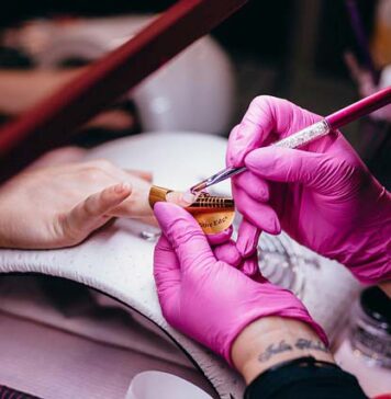 Widzisz każdy detal: Jak profesjonalne oświetlenie eliminuje błędy w makijażu i stylizacji rzęs Wybór lampy kosmetycznej